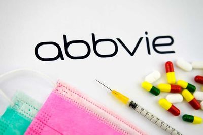 AbbVie Stock: Is ABBV Outperforming the Healthcare Sector?